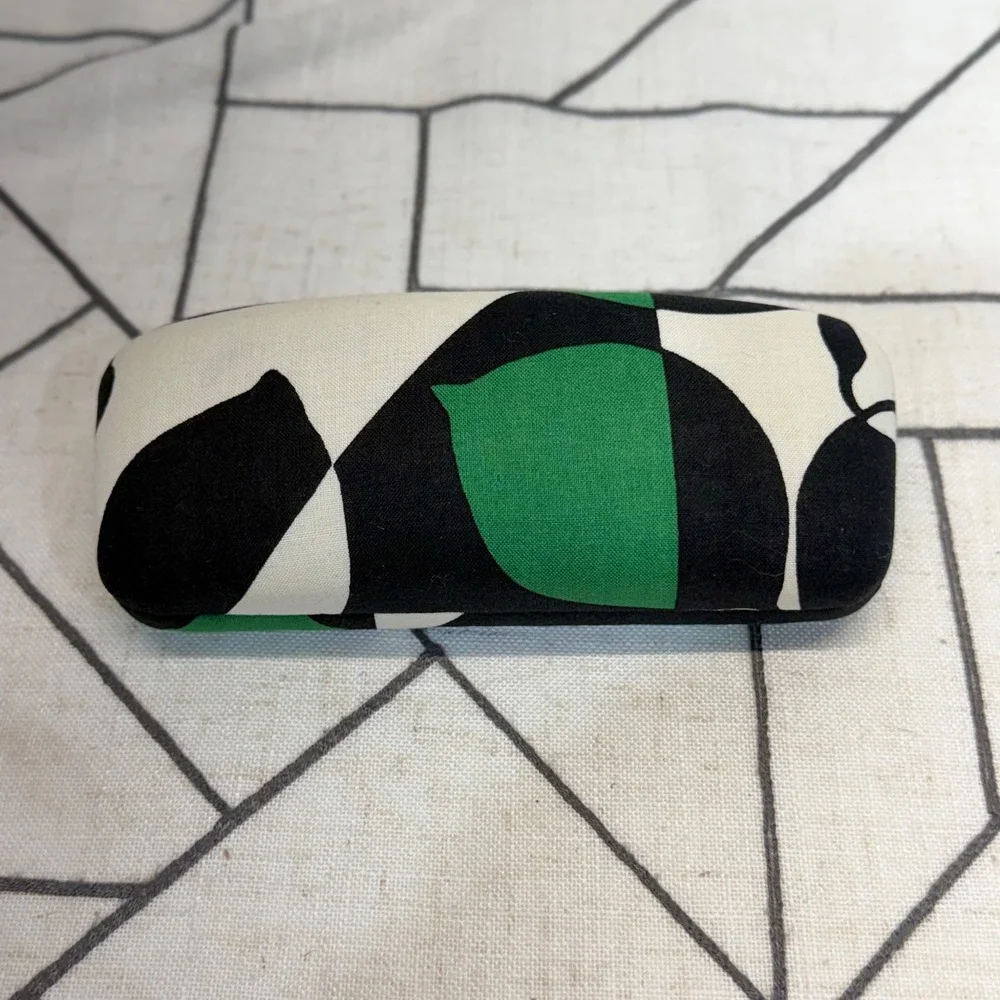 Vera Bradley Eyeglass Case OS Green Black White Geometric Hard Shell Fabric Wrap
